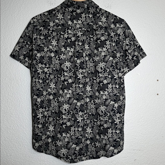 Chubbies Grey Floral Men’s Small Short Sleeve Button Down Shirt Travel Hawaiian - Picture 3 of 10